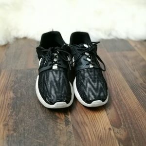 Nike Roshes in Black and White